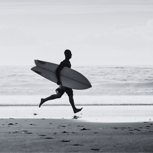 Surfista entrando no mar